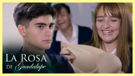 Jennifer le regala un sujetador a Julio como broma